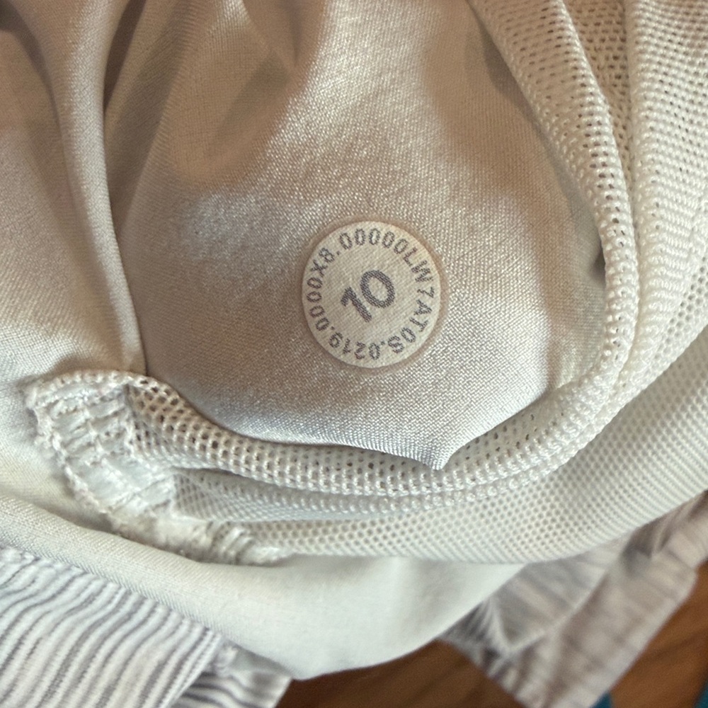 Women's Lululemon On The Fly Short size 10 - Picture 10 of 10